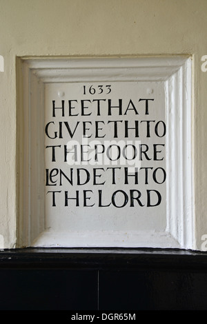 Inschrift am Eingang zum The Jesus Krankenhaus Armenhäuser, High Street, Bray, Berkshire, England, Vereinigtes Königreich Stockfoto