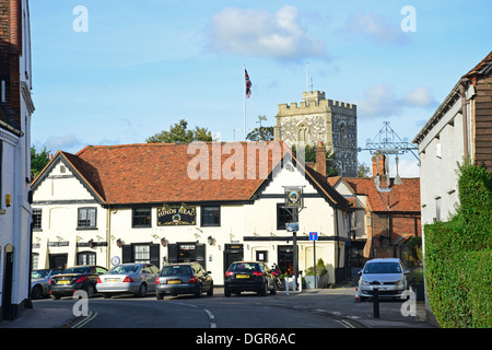 "Das Hinds Head" Pub und St. Michael Kirche, High Street, Bray, Berkshire, England, Vereinigtes Königreich Stockfoto