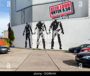 Politischen Mindestlohn Plakat "Kein Lohn unter 8,50 Euro" und drei kopflose Männer Wandbild - Berlin Stockfoto