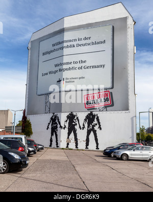 Politischen Mindestlohn Plakat "Kein Lohn unter 8,50 Euro" und drei kopflose Männer Wandbild - Berlin Stockfoto