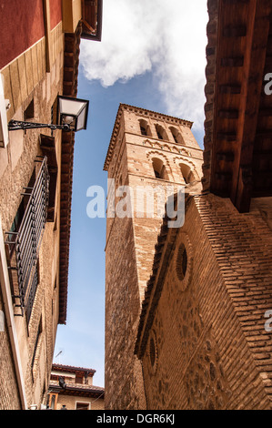 Torre Mudéjar Con Incrustaciones de Cerámica Vidriada De La Iglesia de Santo Tomé, Toledo, Kastilien-La Mancha, España Stockfoto