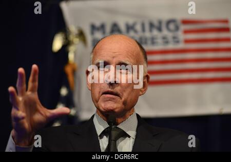 Washington, District Of Columbia, Vereinigte Staaten, USA. 24. Oktober 2013. Kalifornische Gouverneur JERRY BROWN spricht am Center for American Progress, unabhängiger Think Tank feiert sein 10-jähriges Jubiläum mit einer Konferenz. Braun sprach über Governance in Kalifornien, und wie der Staat versucht hat, vorbei an seinen berüchtigten politischen Dysfunktion zu bewegen. © Miguel Juarez Lugo/ZUMAPRESS.com/Alamy Live-Nachrichten Stockfoto