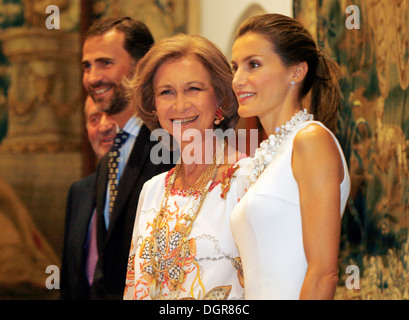 Spaniens Krone Prinz Felipe und Prinzessin Letizia gesehen mit Königin Sofia Andking Juan Carlos (L) Stockfoto