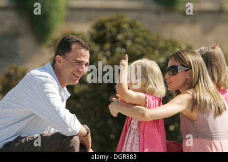 Spaniens Krone Prinz Felipe und Prinzessin Letizia gesehen mit ihren Töchtern in Palma De Mallorca, auf der spanischen Insel Stockfoto