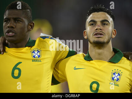 Ras Al-Khaimah, Vereinigte Arabische Emirate. 23. Oktober 2013. (L-R) Abner, Moskito (BRA) Football / Soccer: ABNER (6) und Mücke (9) von Brasilien während der FIFA U-17 World Cup Gruppe A match zwischen Honduras 0: 3 Brasilien im Emirates Stadium in Ras Al-Khaimah, Vereinigte Arabische Emirate. © Fernen Osten Presse/AFLO/Alamy Live-Nachrichten Stockfoto