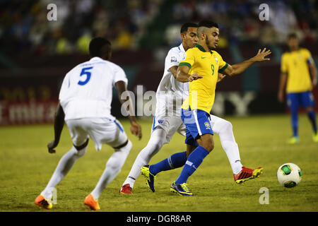 Ras Al-Khaimah, Vereinigte Arabische Emirate. 23. Oktober 2013. Moskito (BRA) Football / Soccer: Mosquito (9) von Brasilien in Aktion während der FIFA U-17 World Cup Gruppe A match zwischen Honduras 0: 3 Brasilien im Emirates Stadium in Ras Al-Khaimah, Vereinigte Arabische Emirate. © Fernen Osten Presse/AFLO/Alamy Live-Nachrichten Stockfoto