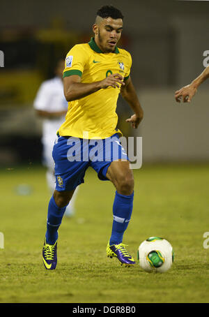 Ras Al-Khaimah, Vereinigte Arabische Emirate. 23. Oktober 2013. Moskito (BRA) Football / Soccer: Mosquito (9) von Brasilien in Aktion während der FIFA U-17 World Cup Gruppe A match zwischen Honduras 0: 3 Brasilien im Emirates Stadium in Ras Al-Khaimah, Vereinigte Arabische Emirate. © Fernen Osten Presse/AFLO/Alamy Live-Nachrichten Stockfoto