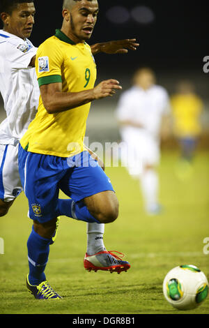 Ras Al-Khaimah, Vereinigte Arabische Emirate. 23. Oktober 2013. Moskito (BRA) Football / Soccer: Mosquito (9) von Brasilien in Aktion während der FIFA U-17 World Cup Gruppe A match zwischen Honduras 0: 3 Brasilien im Emirates Stadium in Ras Al-Khaimah, Vereinigte Arabische Emirate. © Fernen Osten Presse/AFLO/Alamy Live-Nachrichten Stockfoto