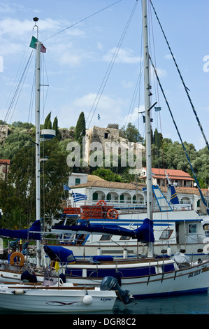 Kassiopi - ein Fischerdorf an der nordöstlichen Küste von Korfu vor der Küste von Albanien. Stockfoto