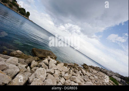 Kassiopi - ein Fischerdorf an der nordöstlichen Küste von Korfu vor der Küste von Albanien. Stockfoto