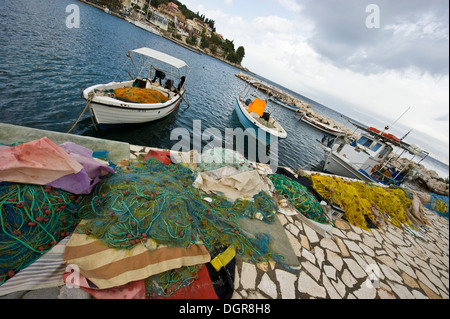 Kassiopi - ein Fischerdorf an der nordöstlichen Küste von Korfu vor der Küste von Albanien. Stockfoto