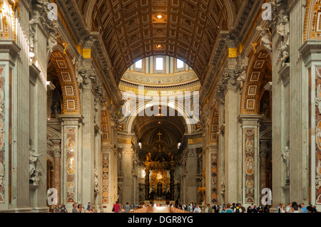 Das Kirchenschiff der Basilika St. Peter, Vatikan, Rom, Italien Stockfoto