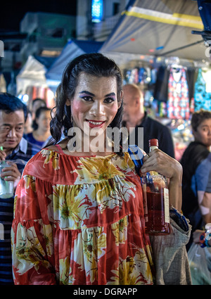 Thailand transsexuelle Verkaufsschüsse von Alkohol auf dem Markt. Thailand S. E. Asien Stockfoto