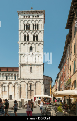 Glockenturm der Basilika San Michele in Foro, Lucca, Toskana, Italien Stockfoto