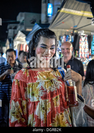 Thailand transsexuelle Verkaufsschüsse von Alkohol auf dem Markt. Thailand S. E. Asien Stockfoto