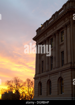 Sonnenaufgang über dem Parlamentsgebäude von Alberta in Edmonton, Alberta, Kanada. Stockfoto