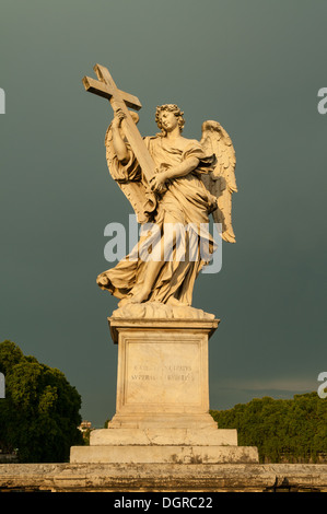 Engel mit Kreuz, Ponte Sant ' Angelo, Rom, Latium, Italien Stockfoto