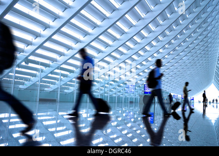 Bewegung verwischt Pendler am Flughafen Stockfoto