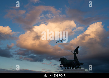 Silhouette der Winged Sieg Statue auf Wagen bei Sonnenuntergang, Victor Emmanuel Denkmal, Rom, Italien Stockfoto