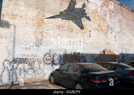 Parken neben einem bedeckt Graffitiwand in ein urbanes Zentrum Stockfoto