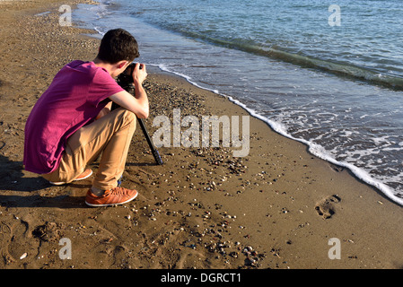 Ein Fotograf Fotografieren am Strand Stockfoto