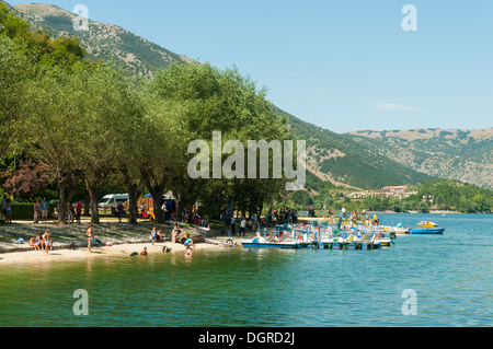 Lago di Scanno, in der Nähe von Scanno, Abruzzen, Italien Stockfoto