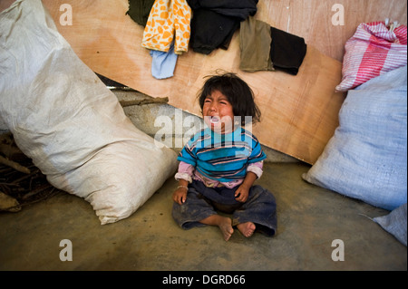 Guatemala Kind weint in die schlecht gebauten Haus im Aqua Escondida in Solola Abteilung in Guatemala. Stockfoto