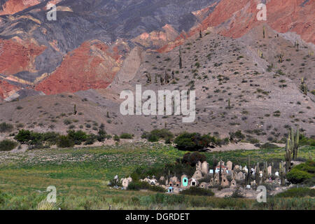 Friedhof in den hohen Anden, in der Nähe von Salta, Grenzland Argentinien - Bolivien, Südamerika Stockfoto