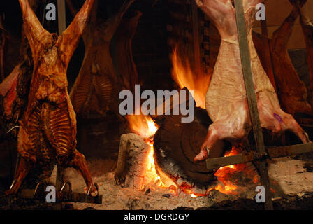 Fleisch Rösten über offenem Feuer, typisch argentinischen Vorbereitung von Steak, Buenos Aires, Argentinien, Südamerika Stockfoto