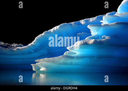 Intensiv leuchtende blaue Eisberge in den Lago Argentino, El Calafate, Patagonien, Argentinien, Südamerika Stockfoto