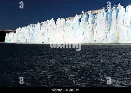 Böschung des Gletschers Perito Moreno am Lago Argentino, El Calafate, Patagonien, Argentinien, Südamerika Stockfoto