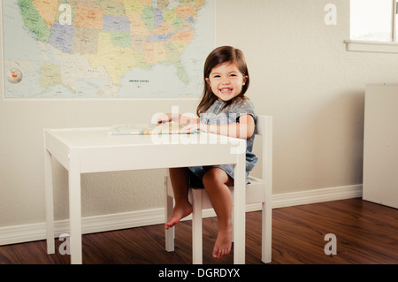 Kleinkind im Klassenzimmer. Stockfoto