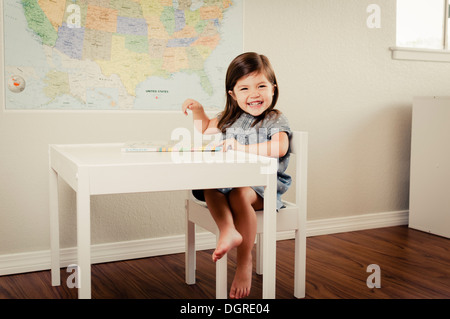 Kleinkind im Klassenzimmer. Stockfoto