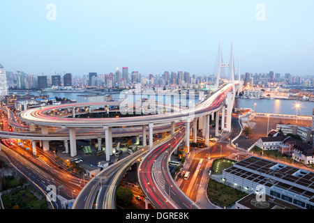 Nanpu Bridge in der Dämmerung. Shanghai, China Stockfoto