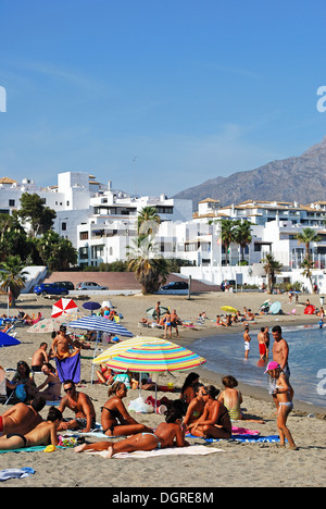 Urlauber am Strand Playa de Nueva Andalucia, Puerto Banus, Marbella, Spanien, Westeuropa. Stockfoto