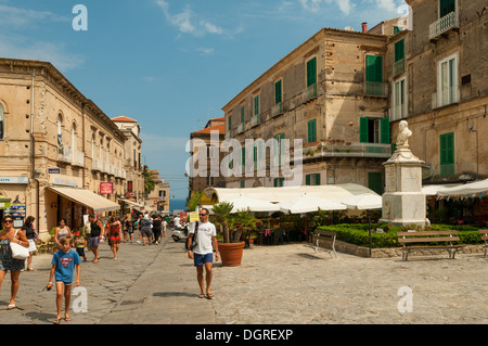 Straßenszene in Tropea, Kalabrien, Italien Stockfoto