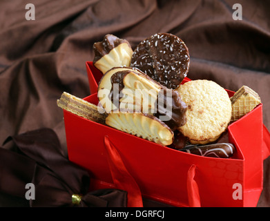 verschiedene Kekse mit Schokolade und Mandeln in einer Geschenk-Paket Stockfoto