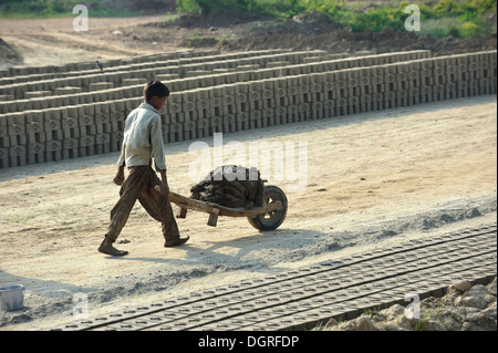 Pakistan, Lahore, Youhanabad II, jungen arbeiten in Ton-Fabrik Stockfoto