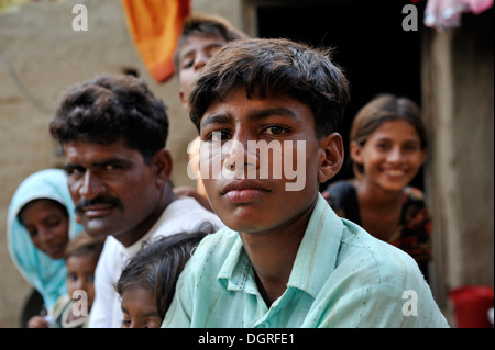 Pakistan, Lahore, Youhanabad II, Teenage Boy mit Familie Stockfoto