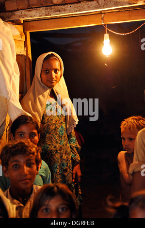 Pakistan, Punjab, Youhanabad, Kinder sammeln in einfachen Huette Stockfoto