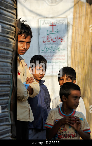 Pakistan, Punjab, Youhanabad, Boys stehen in der Straße Stockfoto