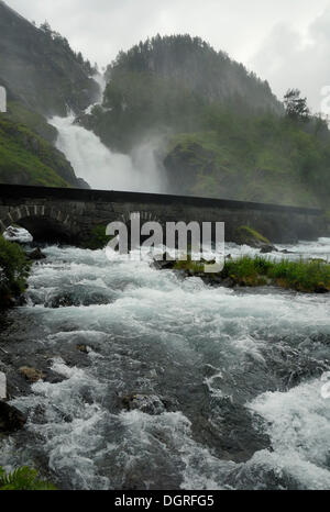 Låtefoss Wasserfall am Rande der Hardangervidda, südlich von Odda, Hordaland Provinz, Norwegen, Europa Stockfoto