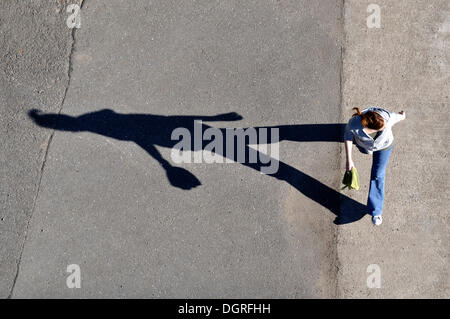 Schatten eines Wanderers aus der Vogelperspektive Stockfoto
