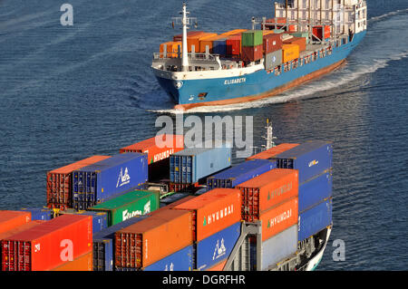 Zwei Containerschiffe eine Weitergabe der Nord-Ostsee-Kanal, Kiel, schleswig-holstein Stockfoto