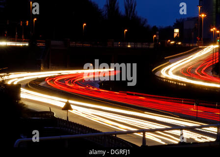 Abend rush hour im Kieler kreuz, Kiel Autobahnkreuz, Langzeitbelichtung, Kiel, schleswig-holstein Stockfoto