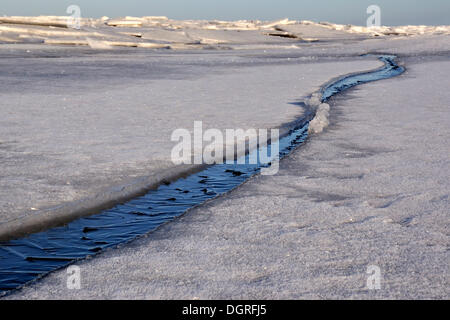 Riss im Eis, Eisschollen auf der Ostsee aus Stein, Probstei, Plön, schleswig-holstein Stockfoto