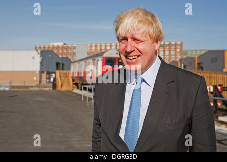 Greenwich, UK, 24. Oktober 2013, Boris Johnson, Bürgermeister von London, wird bei der Eröffnung der Royal Greenwich University technische Hochschule © Keith Larby/Alamy Live News interviewt Stockfoto