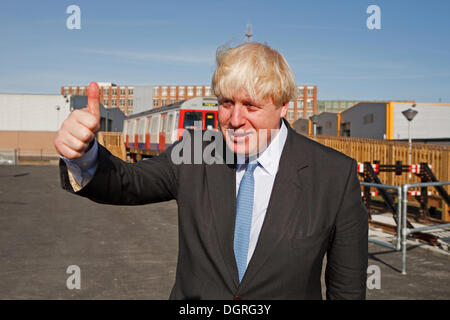 Greenwich, UK, 24. Oktober 2013, Boris Johnson, Bürgermeister von London, gab die Daumen hoch Zeichen bei der Eröffnung der Royal Greenwich University technische Hochschule © Keith Larby/Alamy Live News Stockfoto