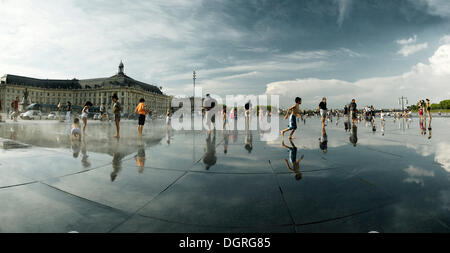 Miroir d ' eau, Brunnen, Wasser-Spiegel, Place De La Bourse, Bordeaux, Frankreich Stockfoto