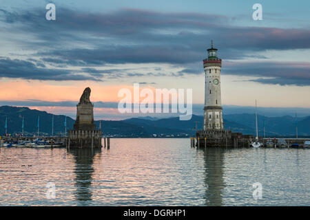 Hafen von Lindau im Abendlicht, mit der Statue der bayerische Löwe und Leuchtturm, Bodensee, Bayern Stockfoto